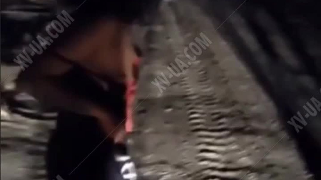 Зрелую закладчицу трахнули в жопу на морозе