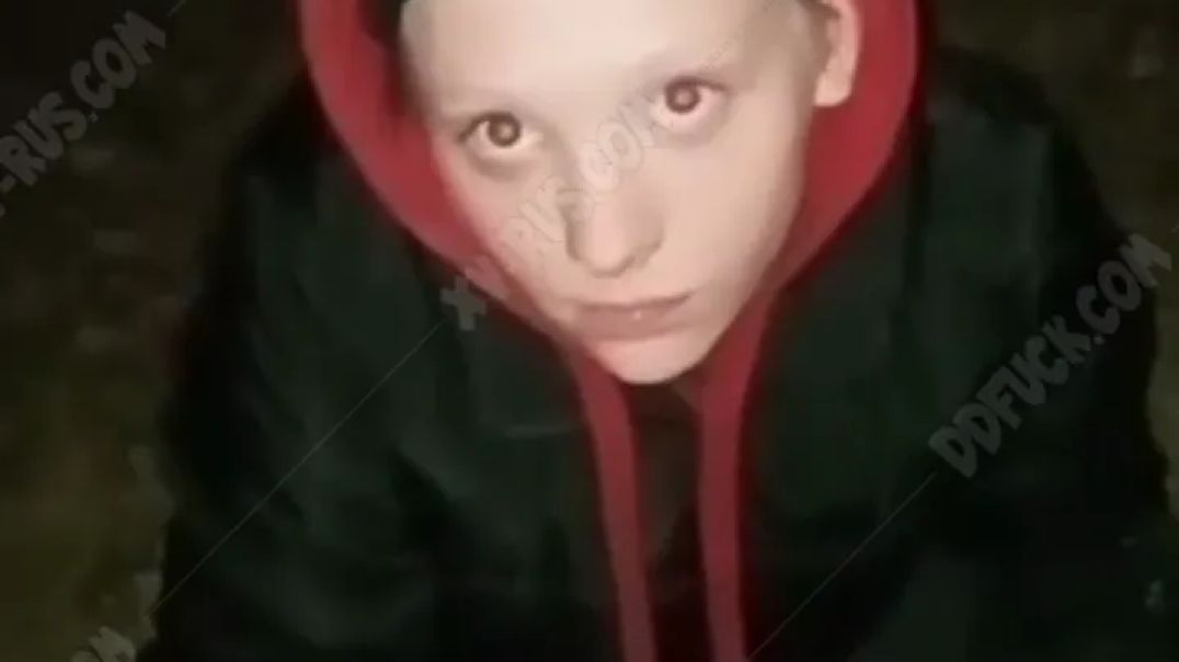 Закладчица не ожидала что спортики её разденут и выебут на камеру