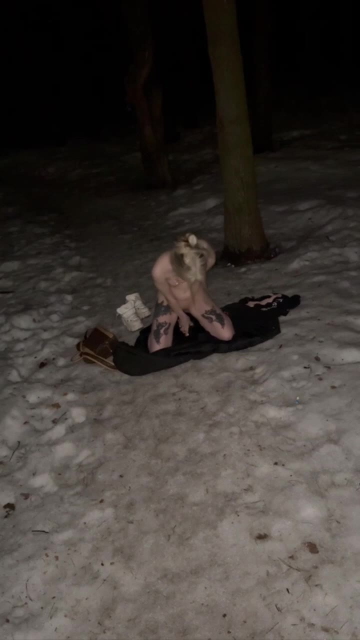Блогерша Ксанни Банни (XANYBUNNY) жестоко выебана в лесу спортиками